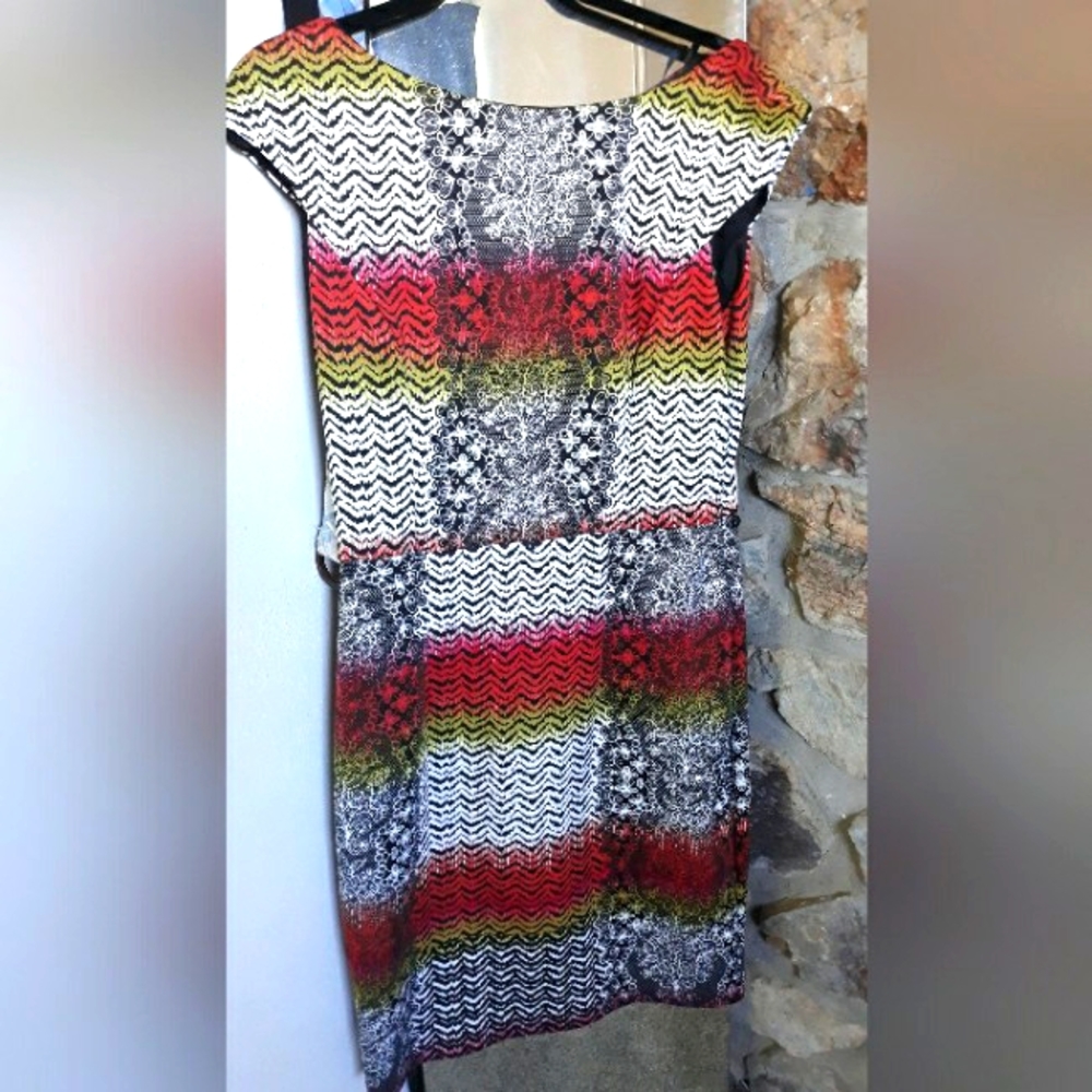 Beautiful in EUC Maggy London Laced Pattern Dress.